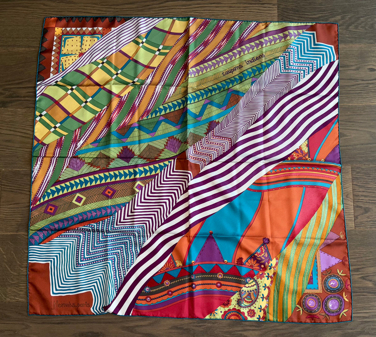 美品　エルメス　スカーフ　シルク　インドのかけら　COUPONS INDIENS Hermes Silk Scarf «Coupons Indiens» by Aline Honoré. – Hermes Emporium
