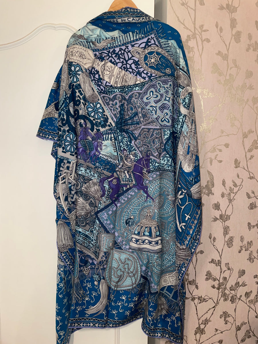 La Cite Cavaliere shawl 140  Shawl outfit, Cashmere shawl, Personal style  inspiration