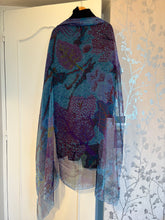 Load image into Gallery viewer, Hermes Silk Mousseline GM Shawl “DANS UN JARDIN ANGLAIS” by Alice Shirley 140