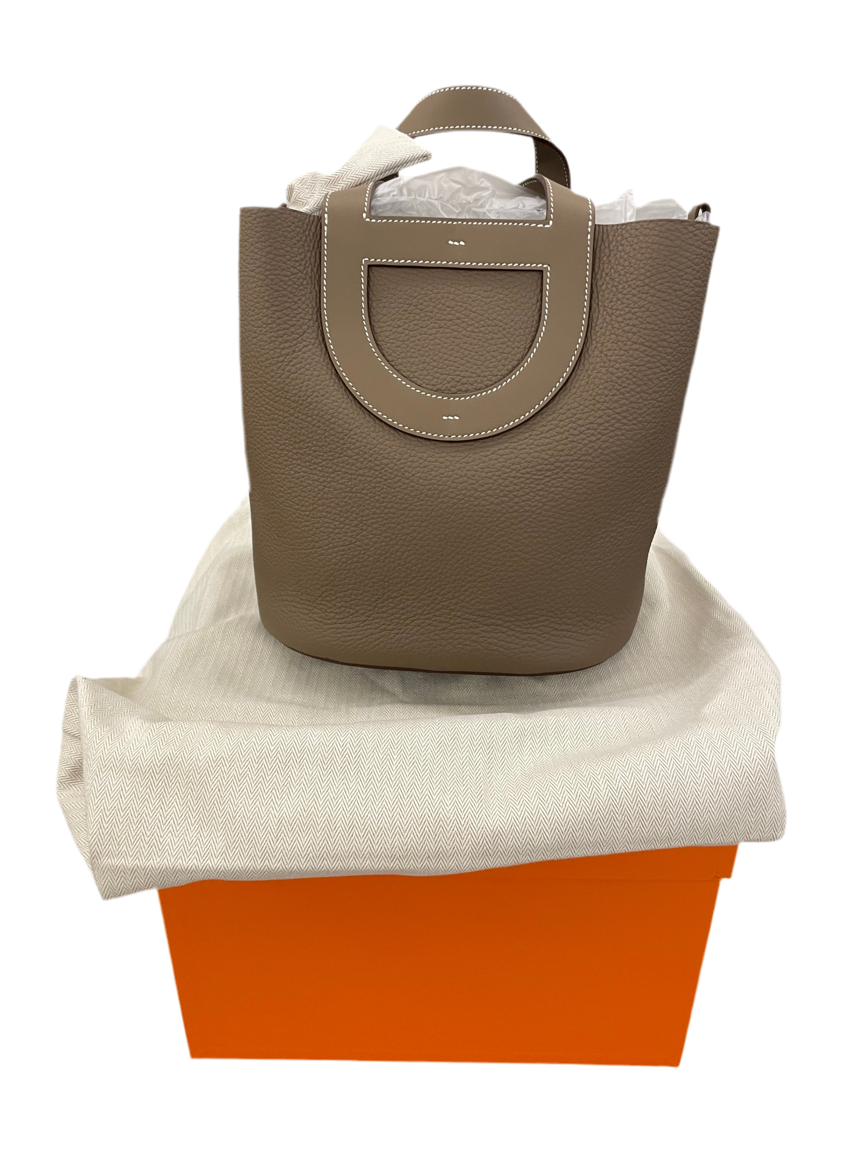 希少♡シンプルで上品【HERMES】In the Loop 23 Etoupe Hermès In-the-Loop 23 bag, étoupe/étoupe – Hermes Emporium