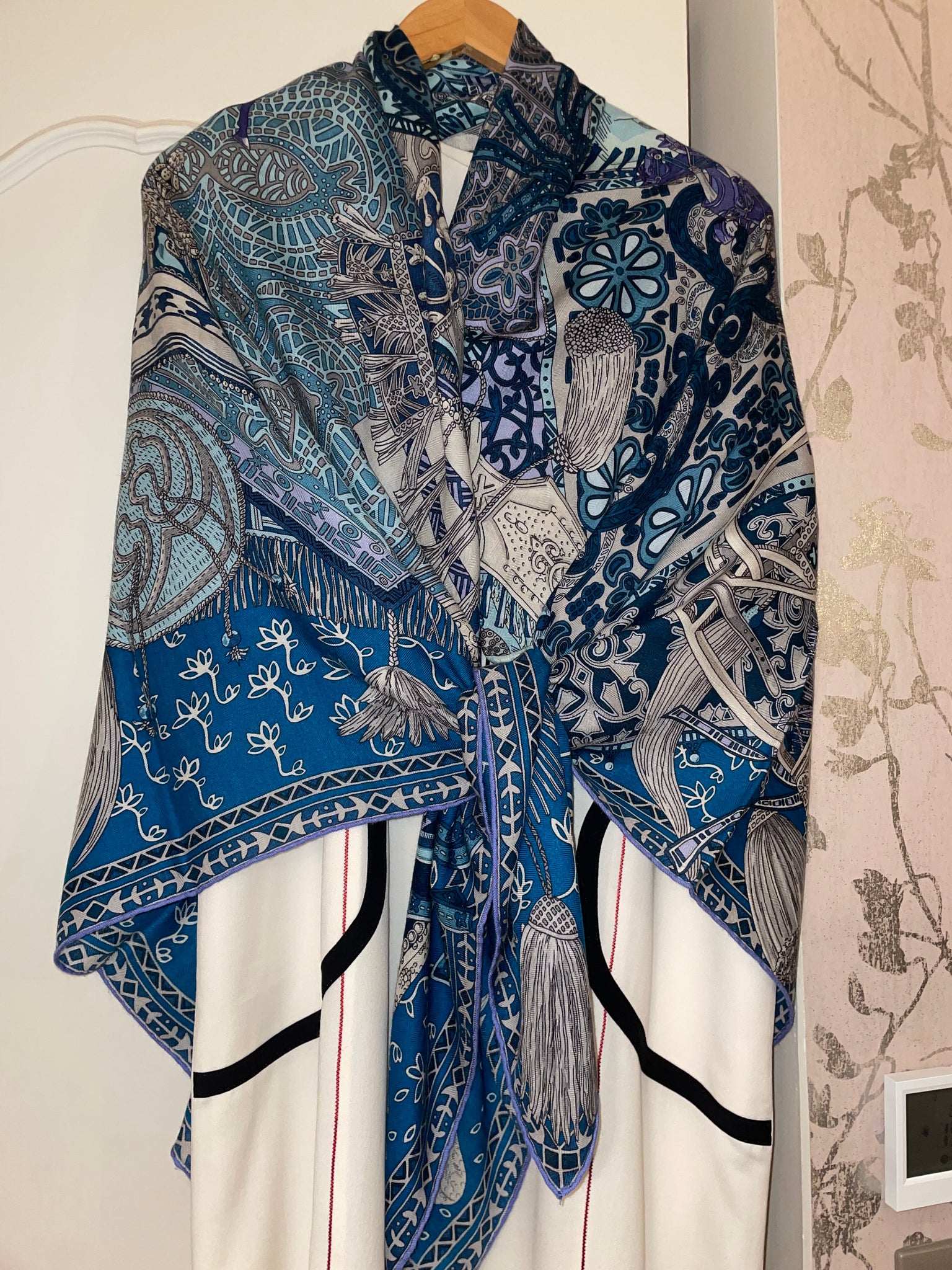La Cite Cavaliere shawl 140  Shawl outfit, Cashmere shawl, Personal style  inspiration