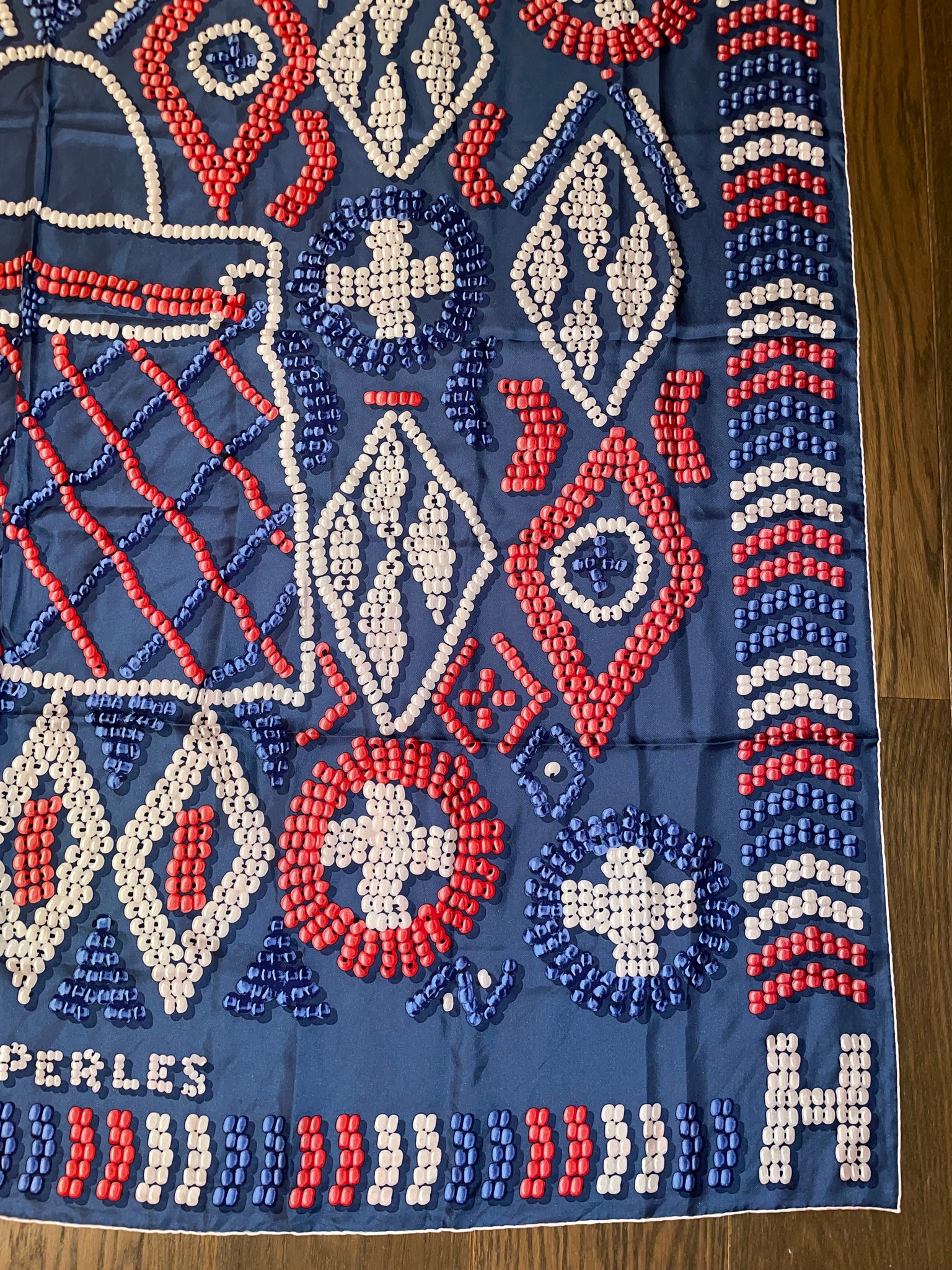 Hermes Silk Wash GM Shawl Kelly en Perles 140. Hermes Emporium